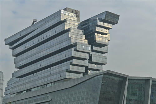 广州奇葩建筑,造型奇怪叫作积木大楼,网友却说:应该叫棺材大楼