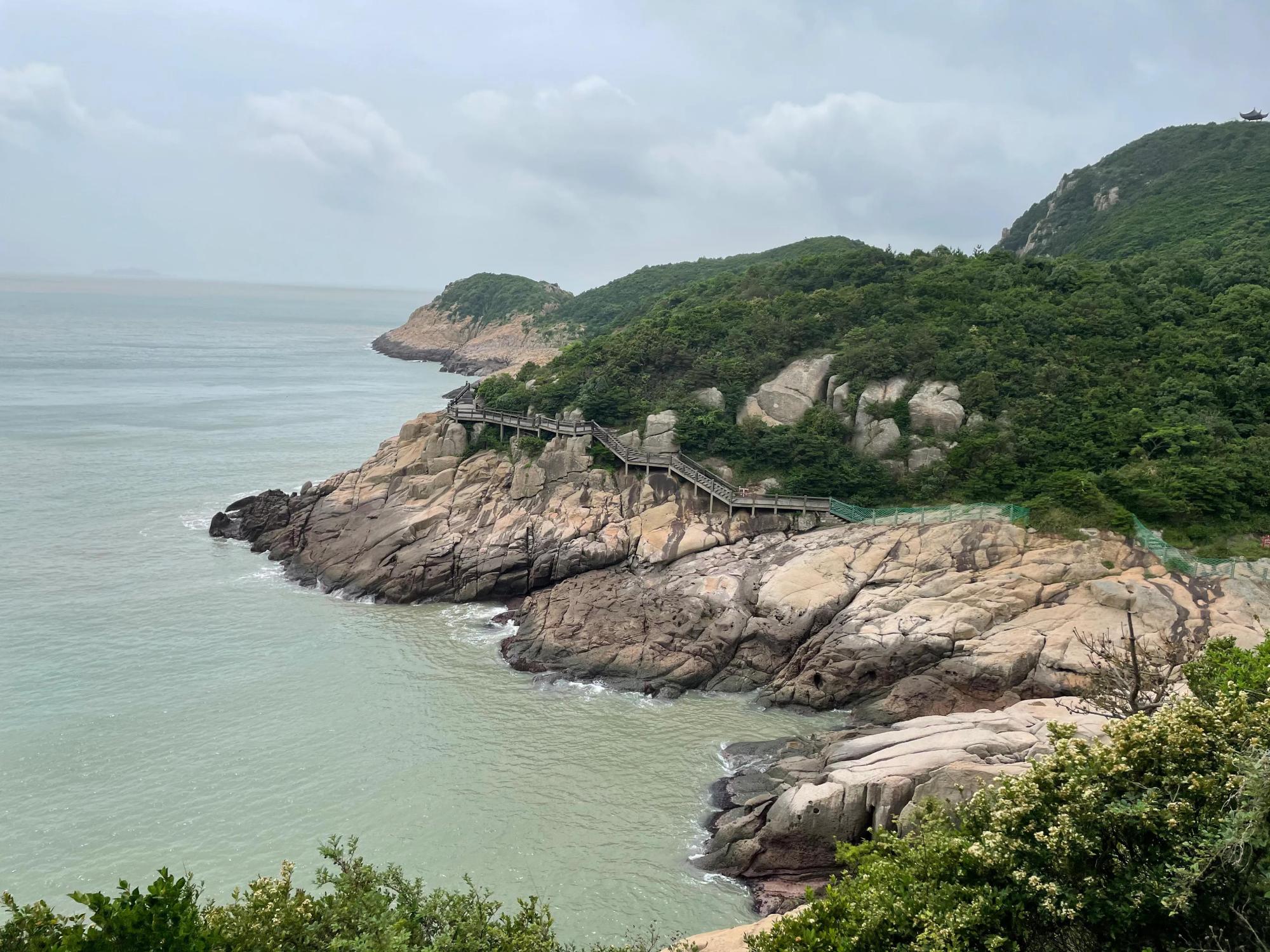 海边的栈道很曲折