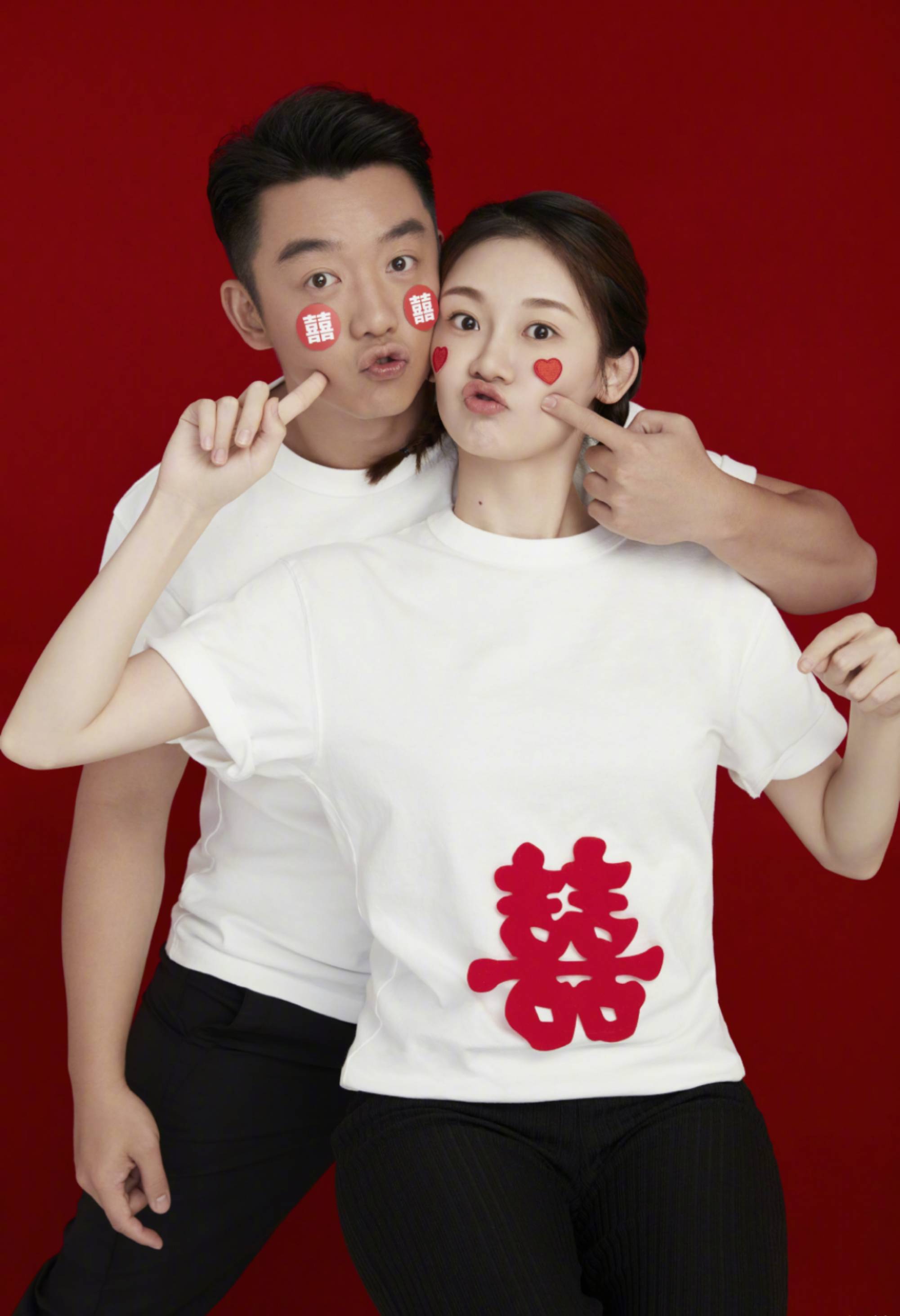 偶遇郑恺和朋友在酒吧玩乐,喝多酒神情迷离当场嗨歌,引美女惊叹