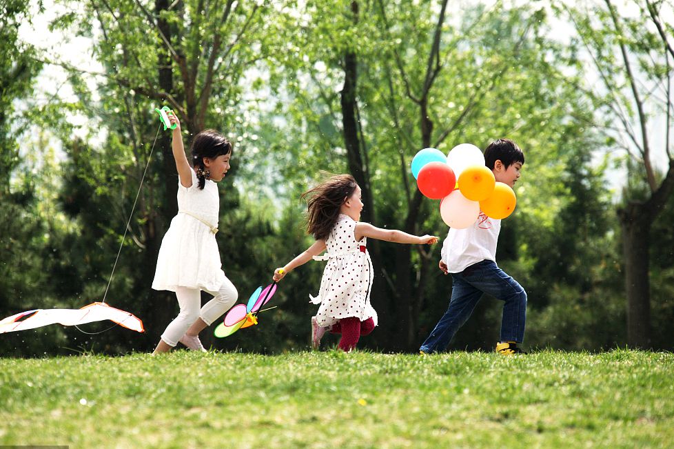 孩子爱玩耍是好事,不要想着去制止,因为玩耍能培养孩子创造力