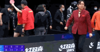 樊振东摔倒自己都笑了