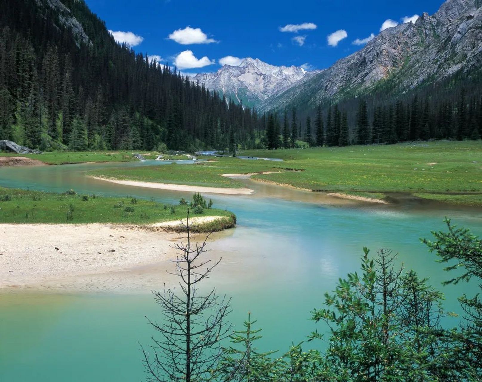 徳格县多瀑沟,位于四川省甘孜藏族自治州,距离德格县城70公里,拥有