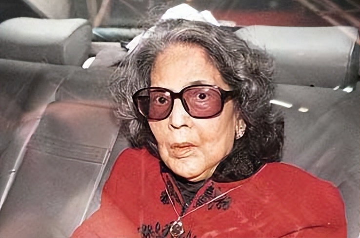 何婉鸿去世后葬在何鸿燊旁边,蓝琼缨也在附近,黎婉华却独葬澳门