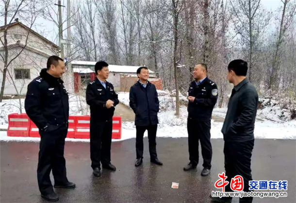 山西安泽县公安局长崔军深入一线督导雪天道路交通安全管理工作