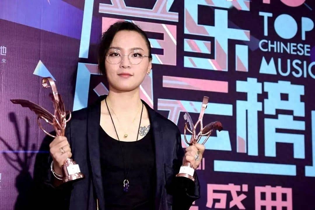 回顾周笔畅：超级学霸，出道后4度易主，消失的这些年你不知道的事