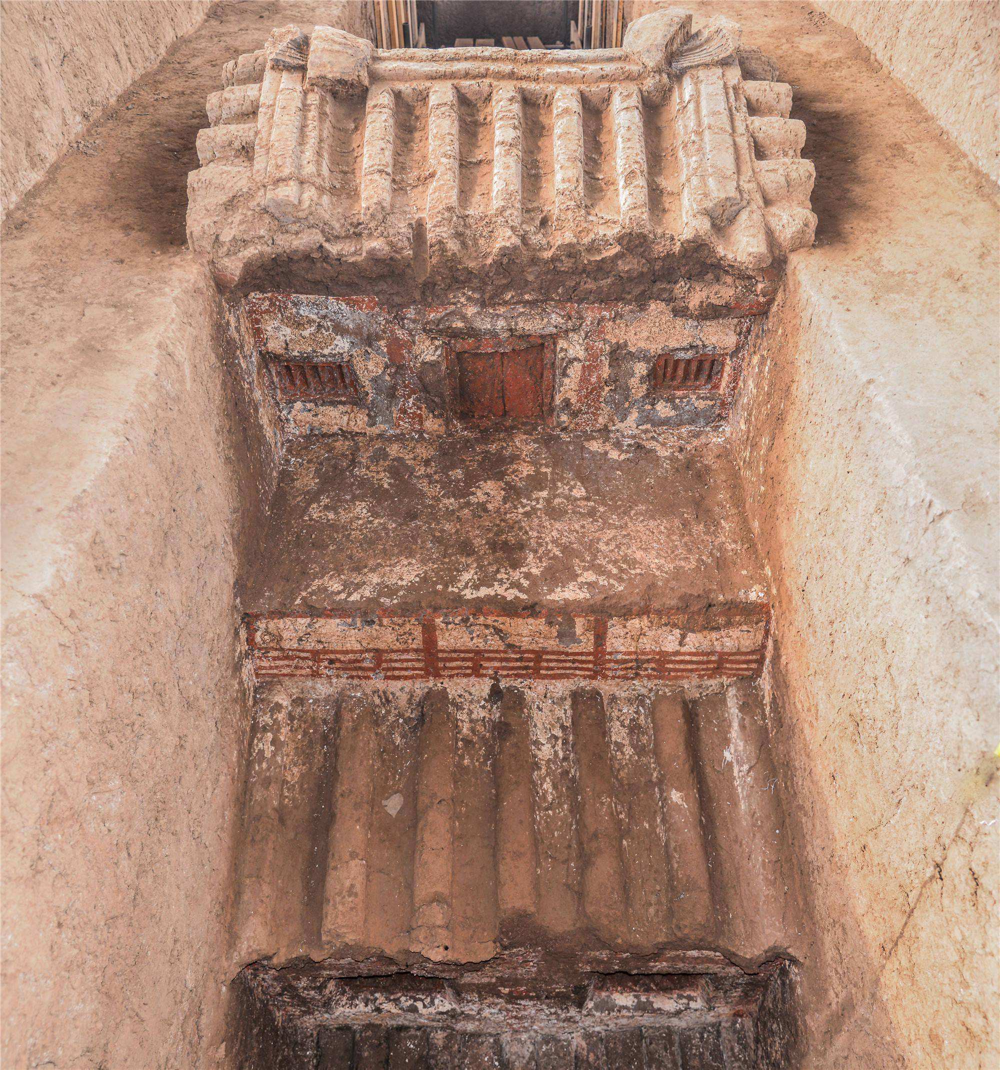 陕西古墓发现铁剑专家说比金剑还值钱