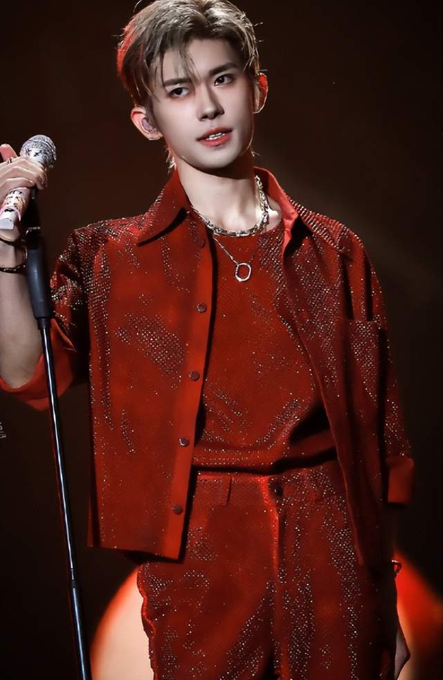 时代峰峻全员合照:王俊凯c位,易烊千玺打扮特殊,新人帅哥如云