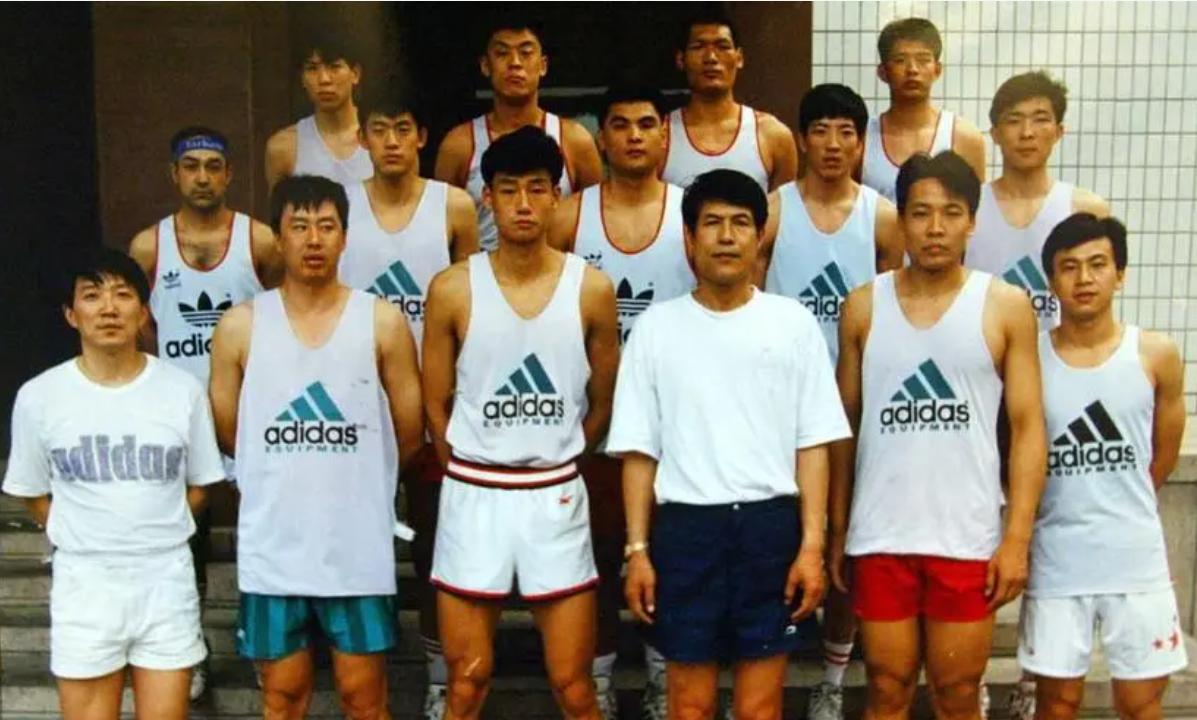 56岁郑武近况:继续教练生涯,54岁妻子风韵犹存,弟弟郑亮已瘫痪