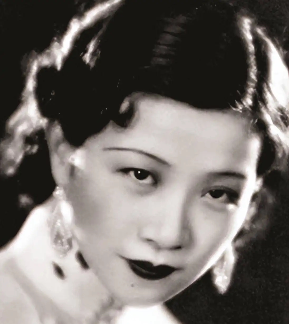 民国美女明星阮玲玉:16岁被富少霸占,后又遭富商虐待,25岁自杀