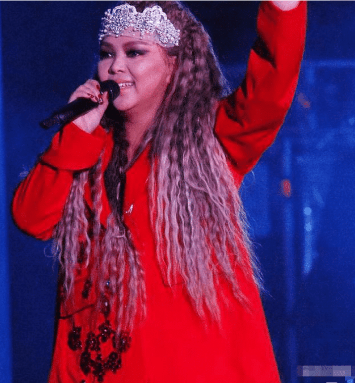 张惠妹胖出了新高度!体重突破200磅,加大码的西装都塞不下去