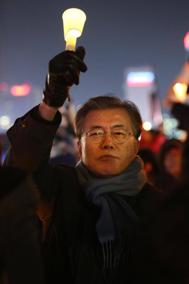 "草根总统"自杀后,文在寅蛰伏10年向财阀复仇,卢武铉凭什么?