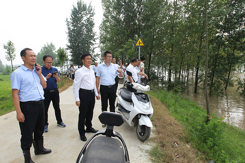潢川县长兰恩民检查白露河防汛工作