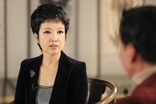 "邓颖超"特型演员黄薇,瘫痪10年的父亲离世后,孝心仍在继续