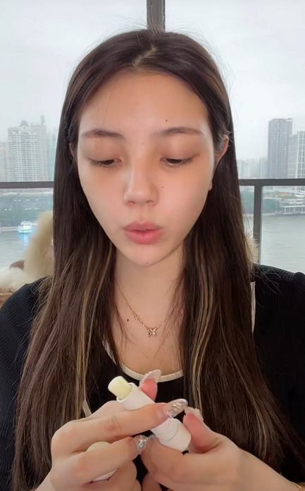 兜儿开直播展示19周孕肚,却被嘲讽别出意外,反击的样子很没品