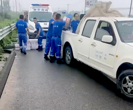 相关救援队队员正在搬运邢英捐赠的物资.