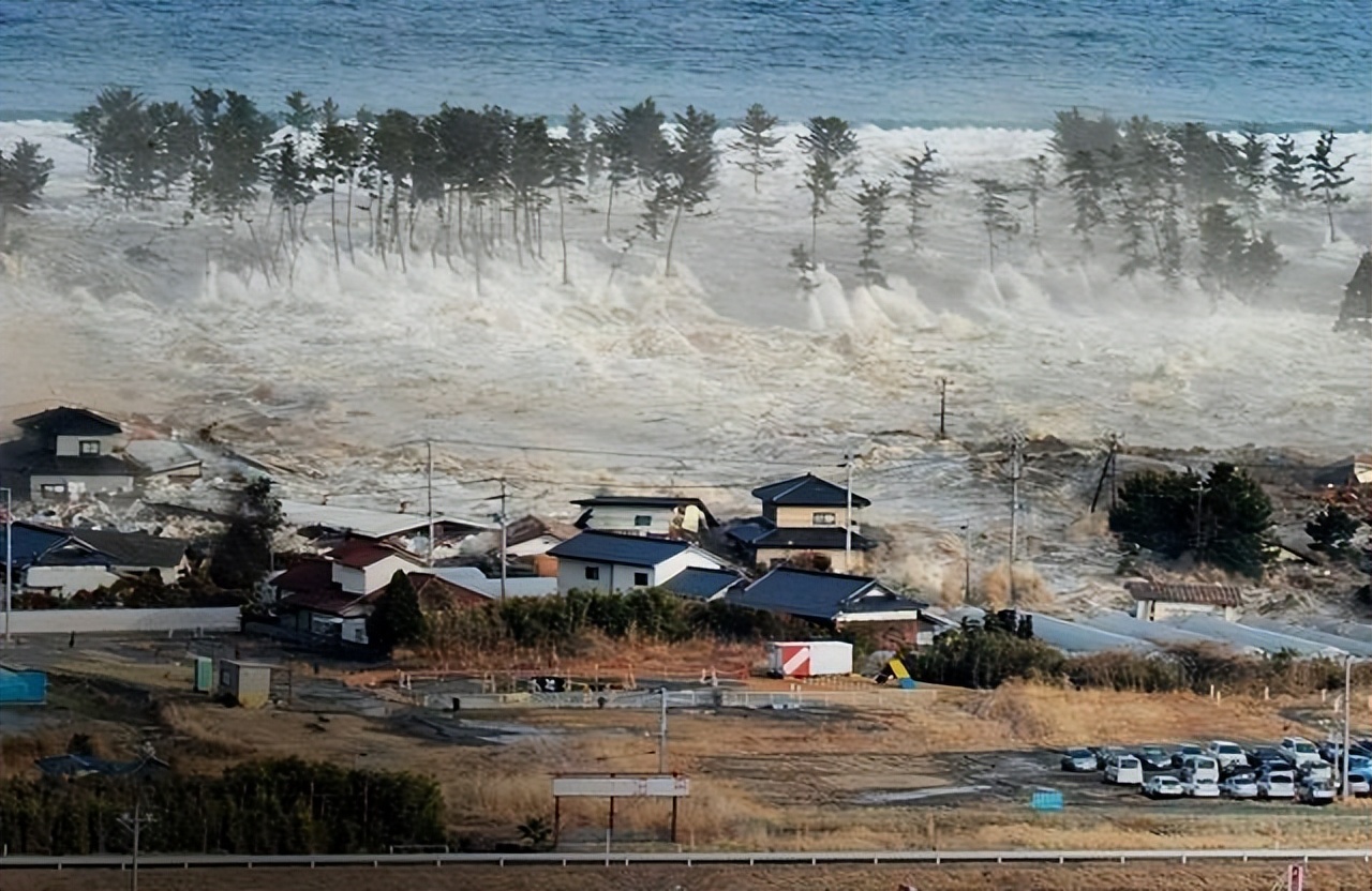 2011年日本海啸真实画面!核电站被淹没瞬间爆炸,镜头下犹如地狱