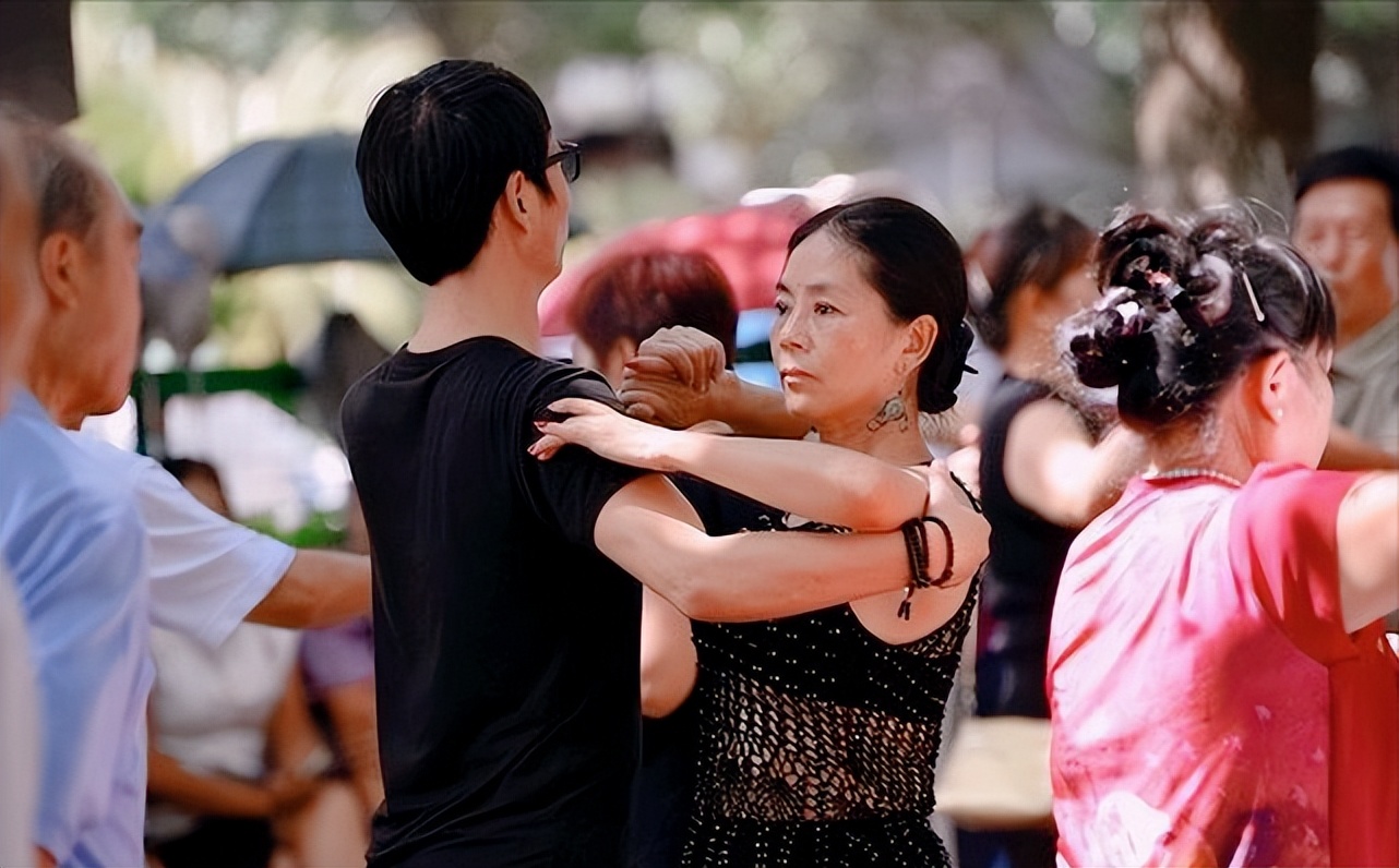 采访札记之三,成都莎莎舞厅是如何发展起来的?