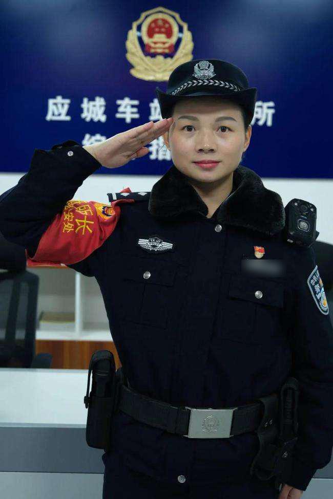 1998年洪水中6岁女童抱树9小时获救2021年与恩人见面泣不成声