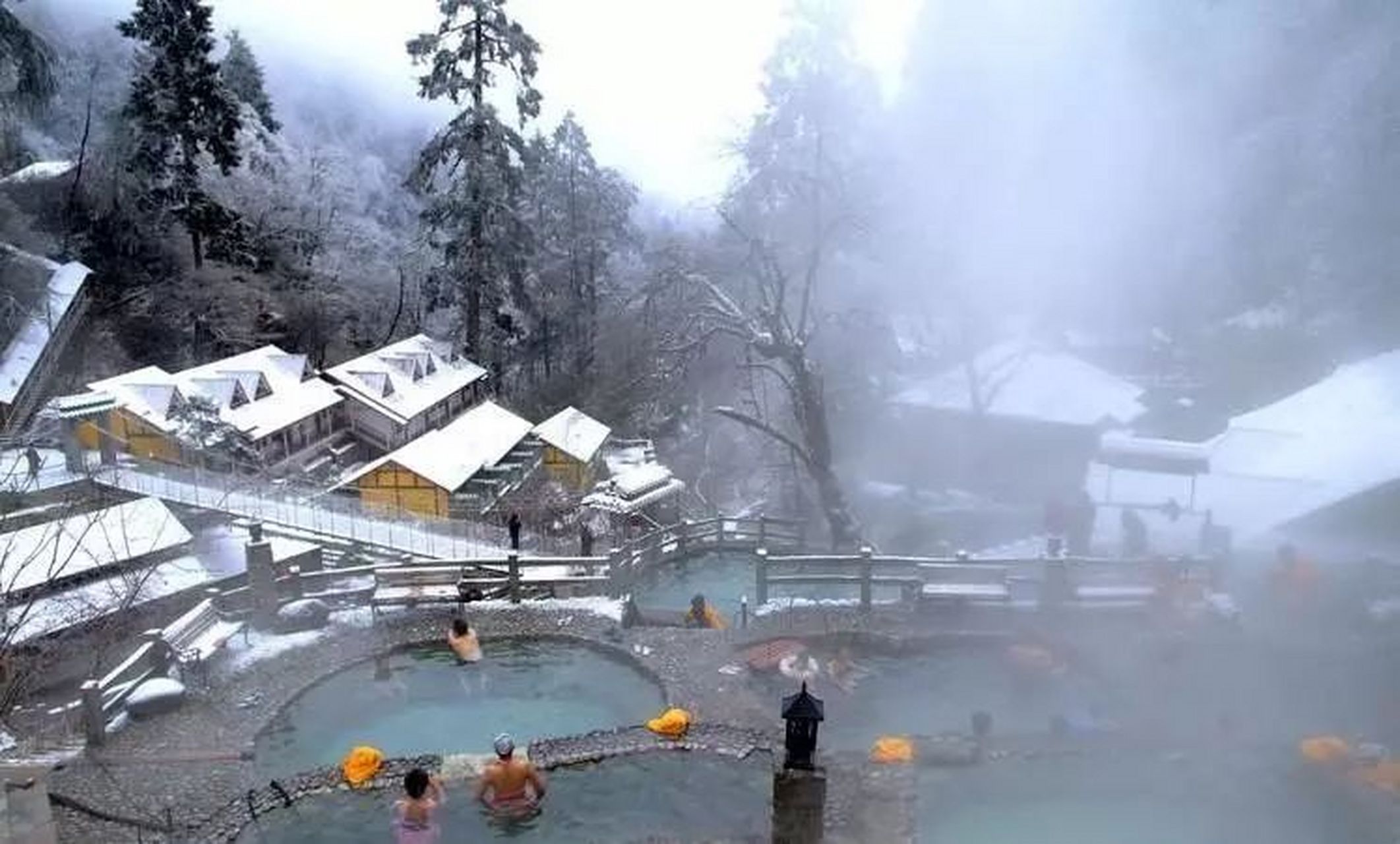位于甘孜藏族自治州泸定县海螺沟冰川森林公园,是四川著名的温泉景区