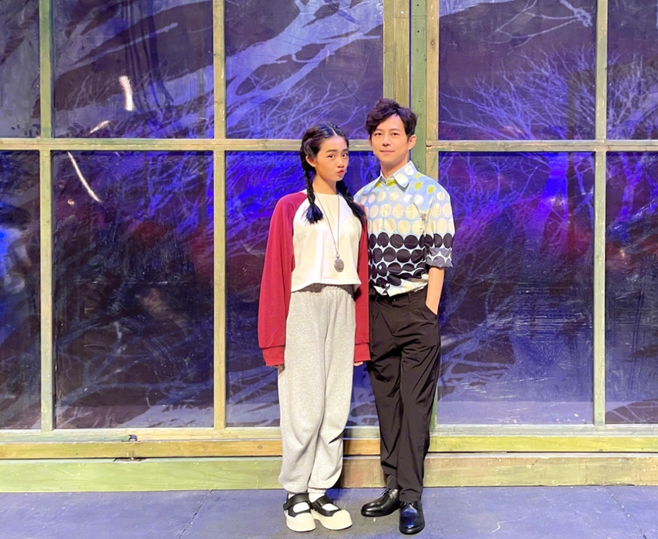 偶遇何炅黄多多!多多站着挤摆渡车被赞气质出众,2000元毛衣抢镜