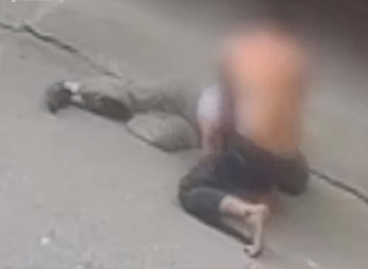 广西一男子当街暴打老人,猛踹老人头部,老人绝望喊救命