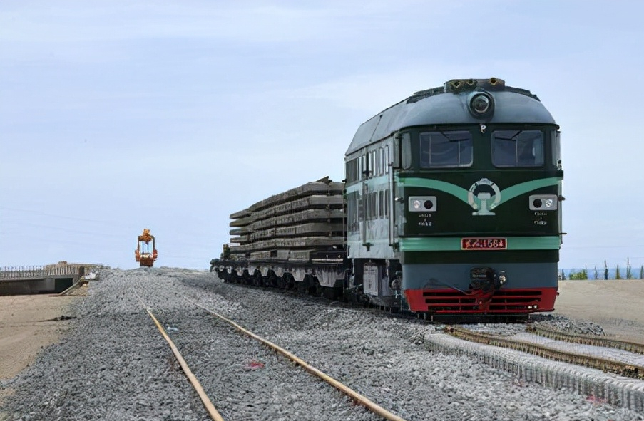伊阿铁路直接连通南北疆地区,形成南北疆之间便捷的铁路运输通道
