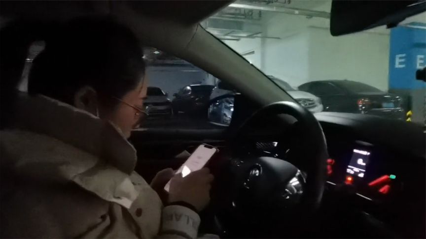 女司机倒车入库卡壳,掏出手机现场搜教学视频,副驾老公被抡一锤