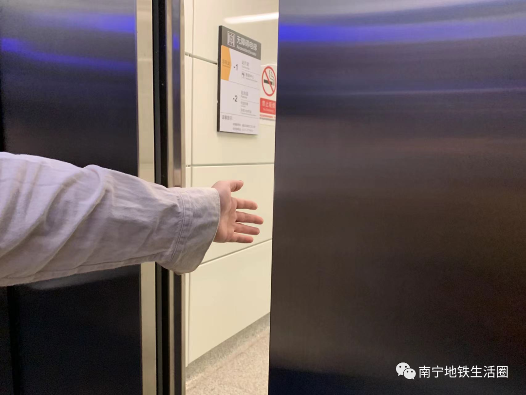 当电梯门快关上时,我们时长会伸手挡住门,这样真的没问题吗?