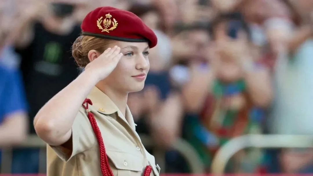 莱昂诺尔:西班牙公主的军装魅力,笑容背后的真实故事!