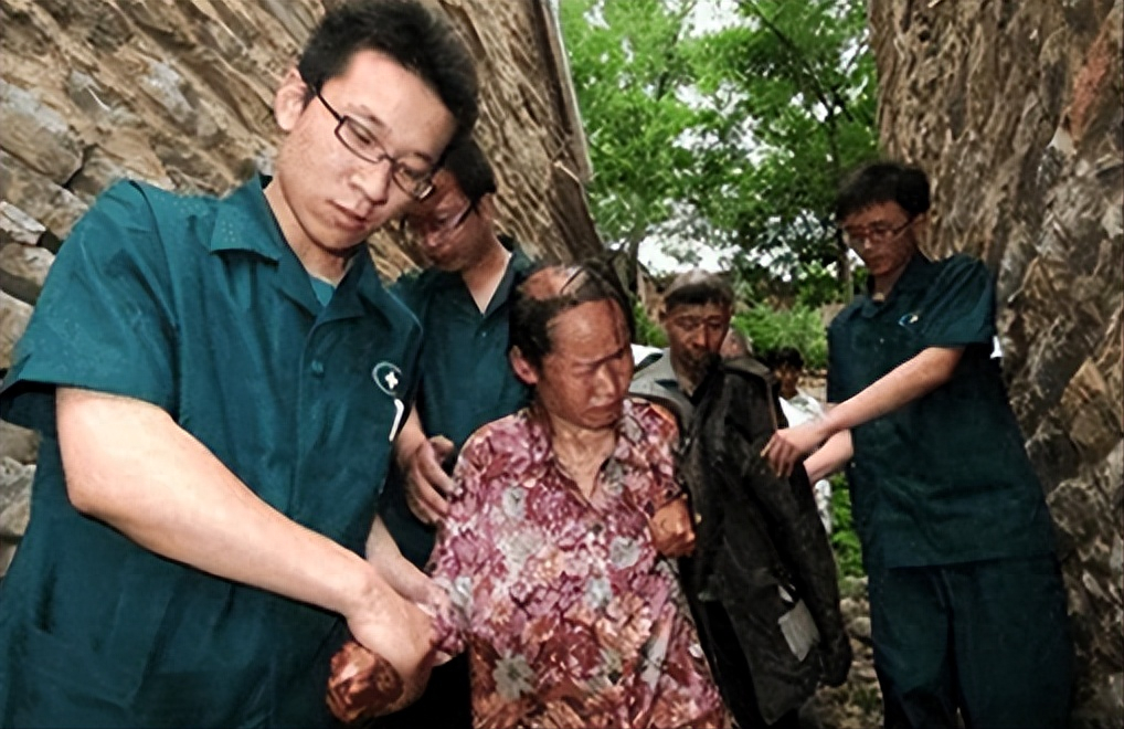 福建夫妻隱居山洞39年妻子手部已然獸化撕咬力比野獸還強