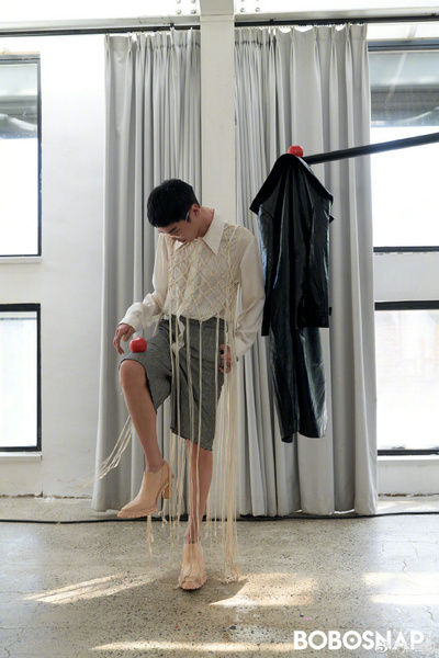 张若昀冷感烟火大片出炉 酷拽有型创意感十足