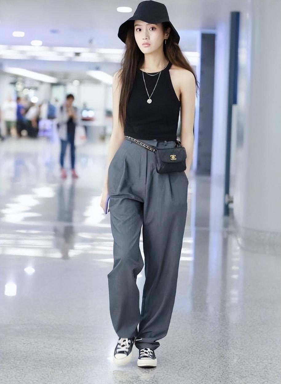 被广州街拍惊艳到了!夏季流行穿"背心 阔腿裤",洋气又个性