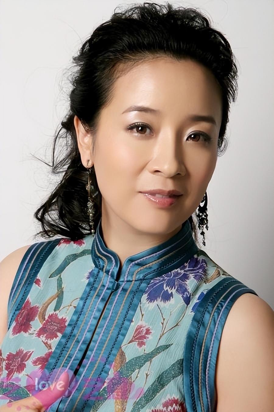 2009年,41岁的陈小艺和小8岁的导演徐昂被拍到在车内亲吻的照片.