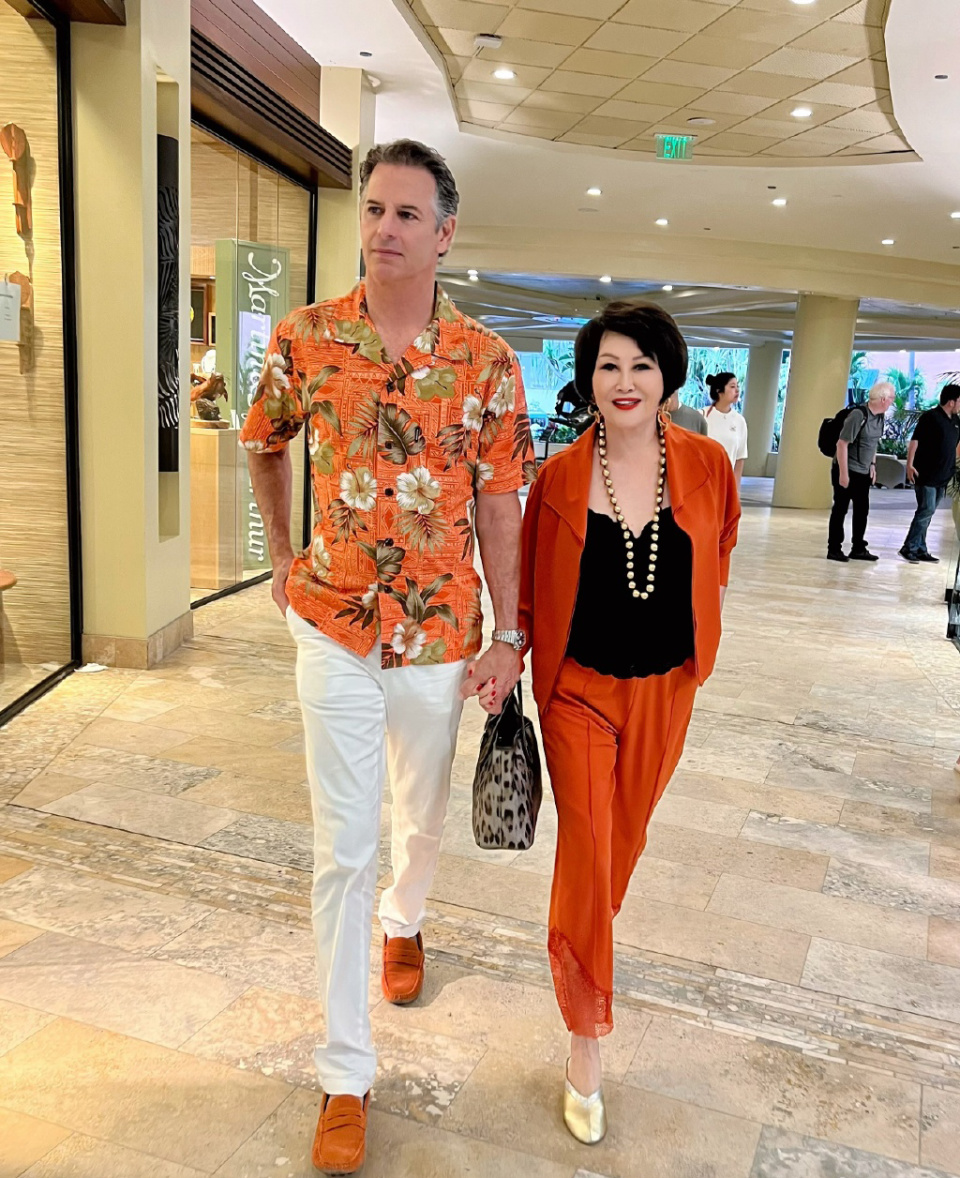 73岁靳羽西官宣恋情,小16岁男友高大威猛,十指紧扣甜蜜炸街