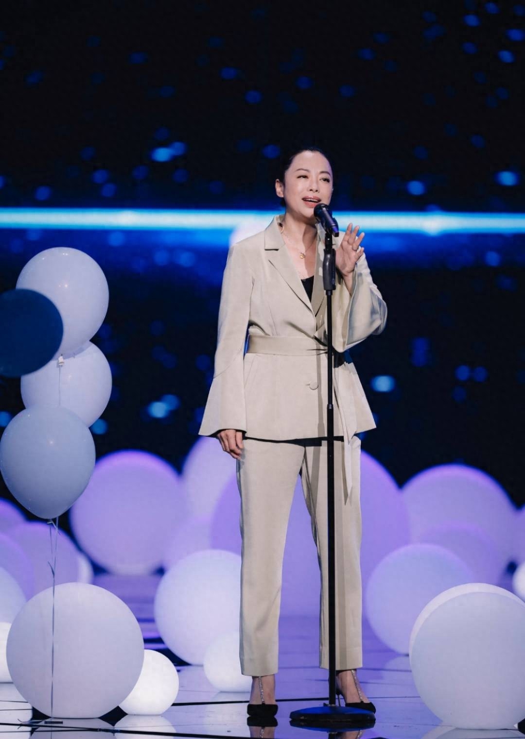 回顾歌手黄绮珊三婚三离膝下无儿女54岁只有干儿子杜海涛