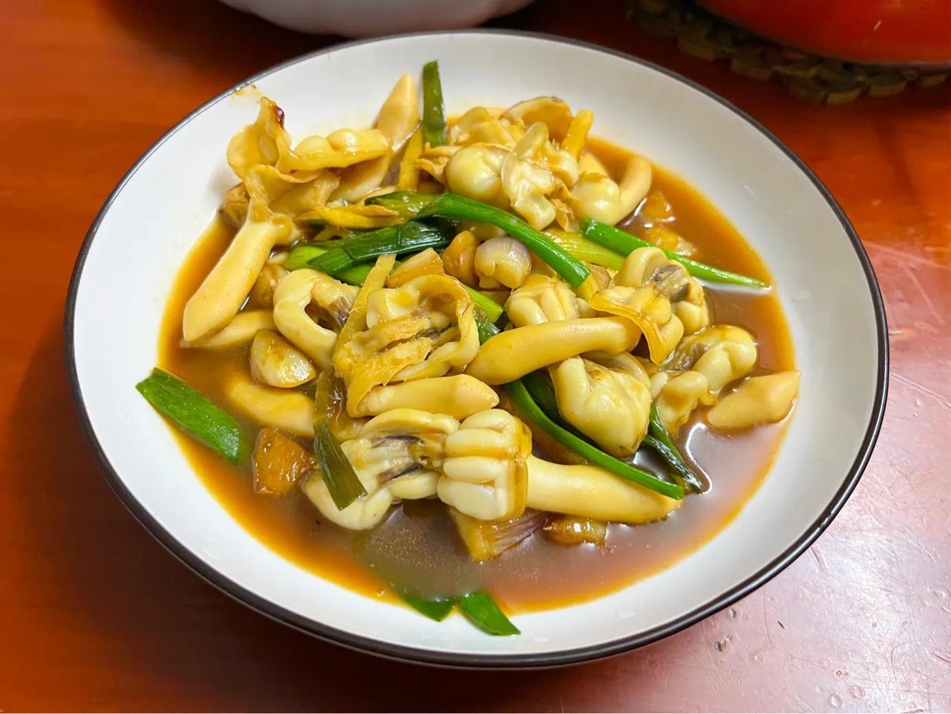 姜葱炒蛏子,鲜嫩肥美可口,开胃促消化