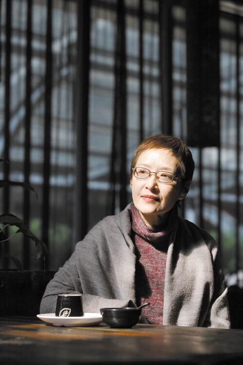 被70岁胡因梦的老年状态惊艳到:留短发,穿素衣,气质优雅高级