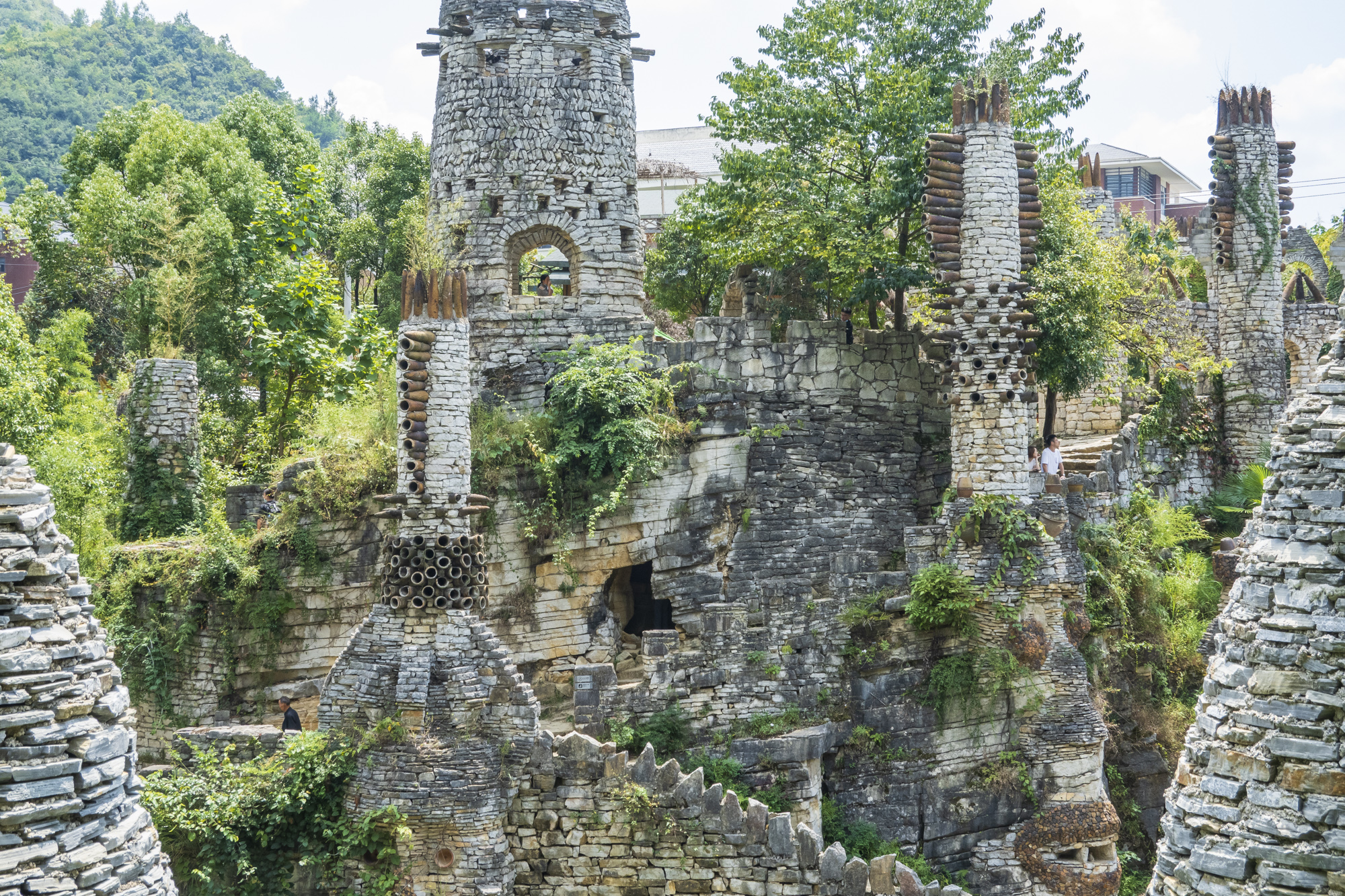 贵州老人借债300万,花23年心血,打造石头城堡价值上亿