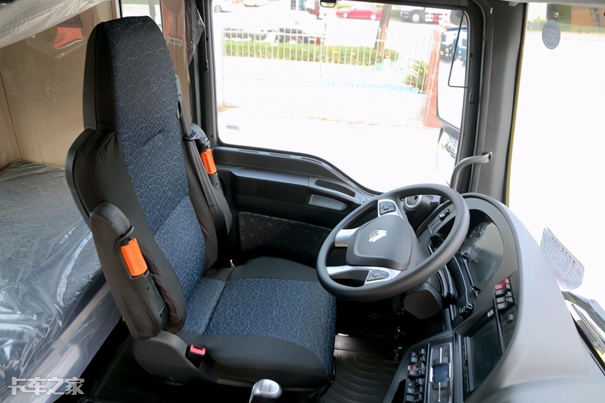 全身"牌子货",这款480马力的重汽汕德卡牵引车配置够豪横