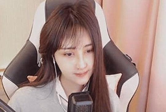 lol王者女主播董月月整容失败!想要网红脸,结果下巴整歪了