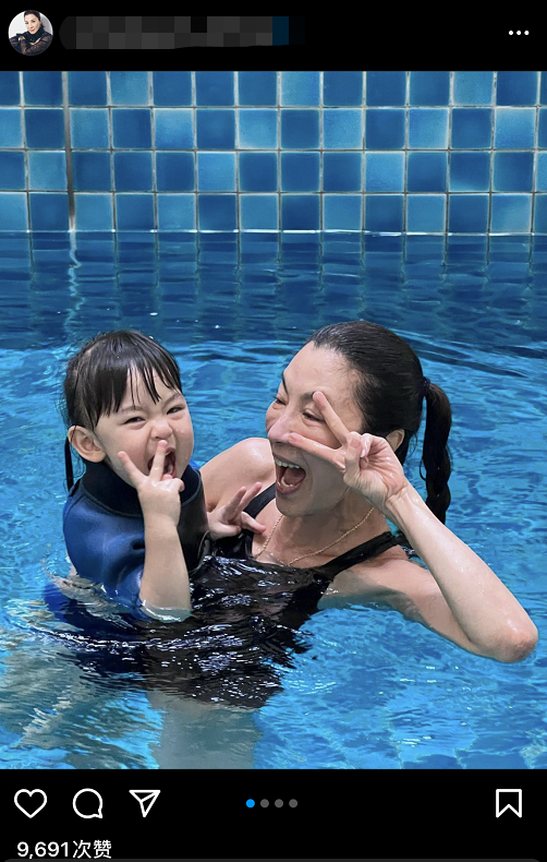 杨紫琼晒泳装照!怀抱孙女水中比耶嬉闹,浑身湿透皮肤超白