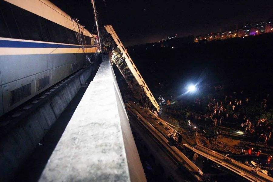 大约在永嘉站停靠12分钟后,在20时24分,d301动车以正常速度从永嘉站