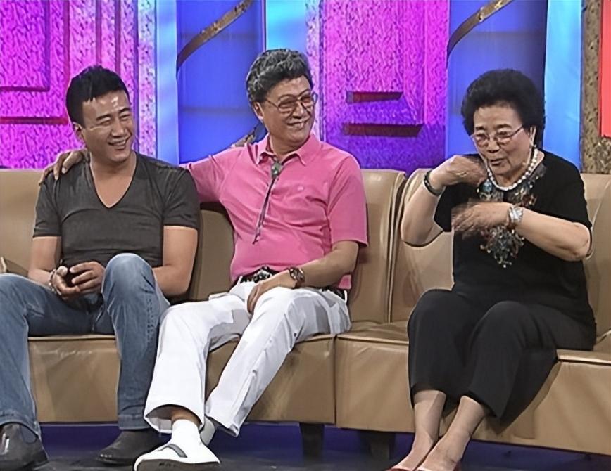 他的父亲胡宝山和大伯胡松华都是知名的歌唱家,母亲王亦曼则是表演