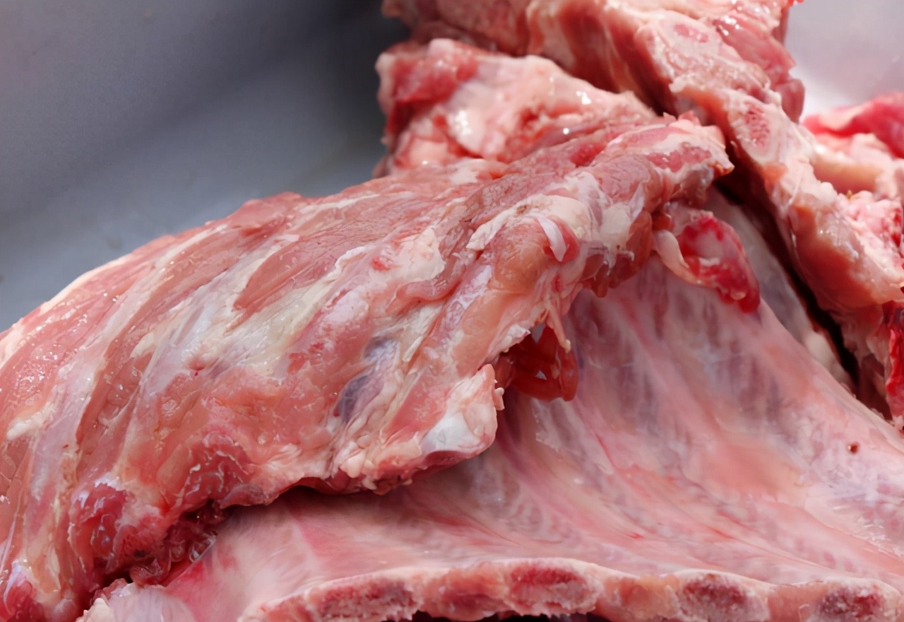 买排骨,要挑肉多的还是肉少的?肉贩子无意说漏嘴,原来如此!
