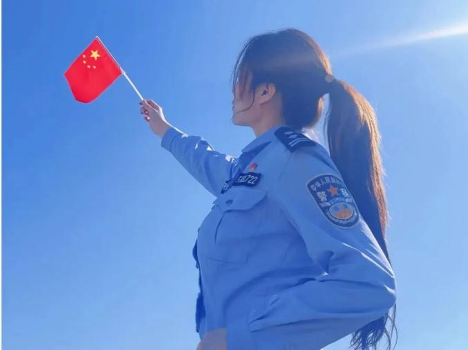 女警察敬礼图片