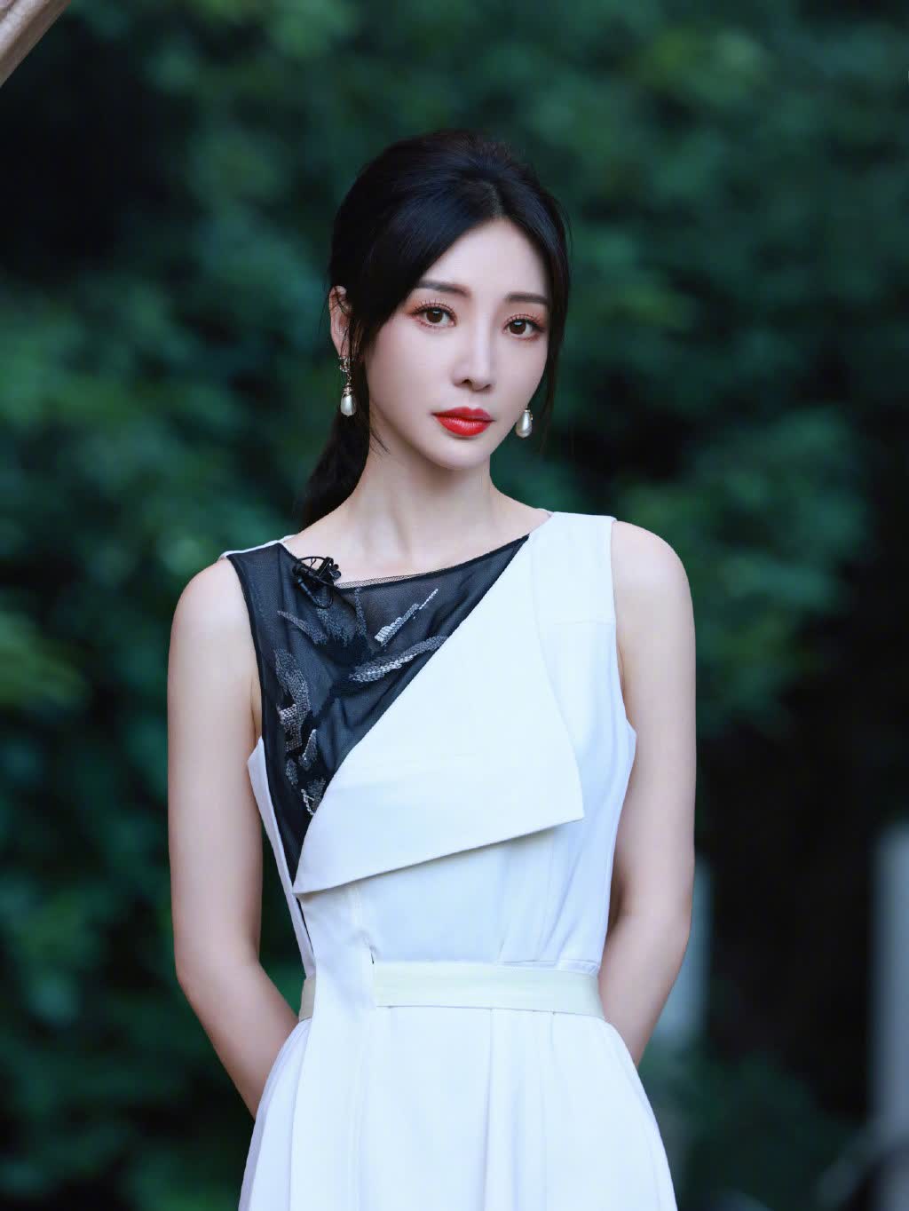 柳岩最新营业照曝光,穿无袖连衣裙更瘦更精致!