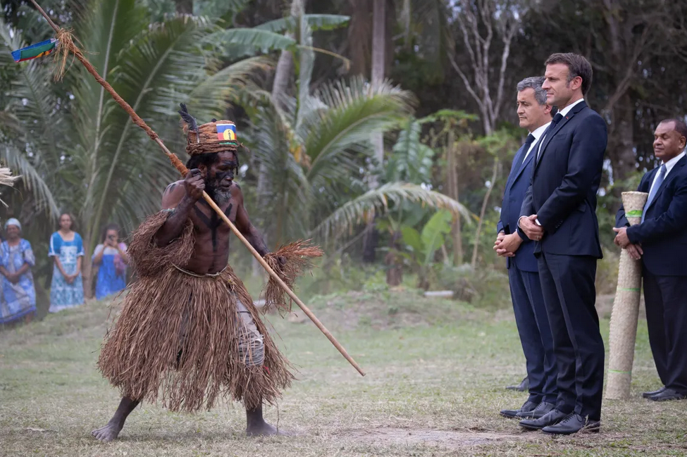 马克龙两口子度假:70岁爱妻还和保镖遛狗