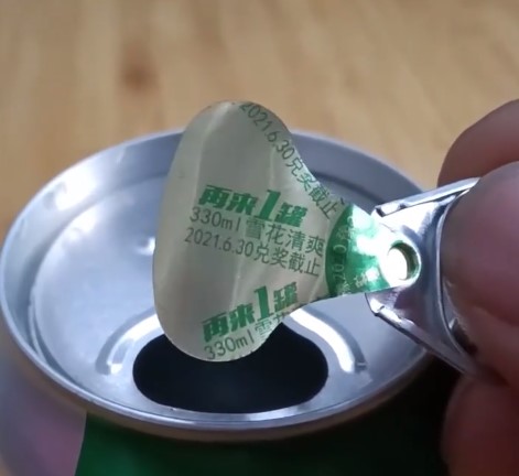 喝啤酒中奖"再来一瓶",男子剪开瓶身一看更惊喜:到底来几瓶?