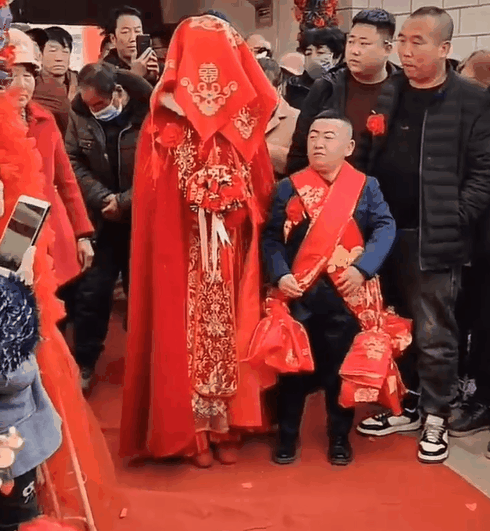 矮个子男人迎娶高个子美女,神情傲娇,网友:这新娘新郎是真爱吗