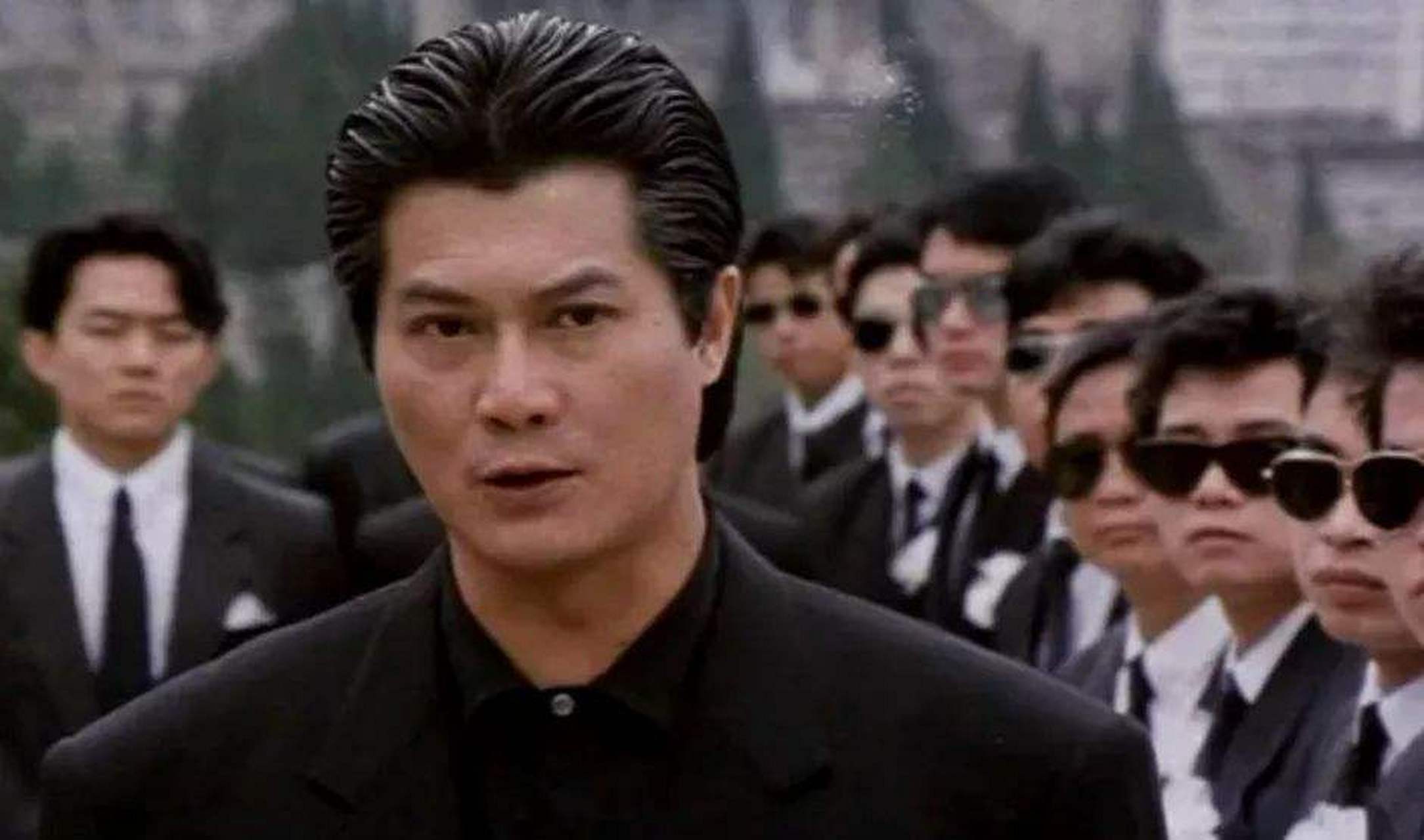 2001年,邓光荣和贴身助手王剑风在公园晨跑时,突然冒出四五个大汉